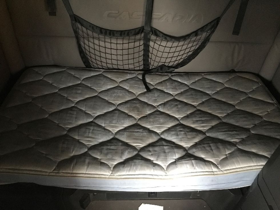 Sleeper Tractor-Heavy Duty Tractors-Freightliner-2022-T12664ST-Charlotte-NC-273,582\n\t\tmiles-$ 87,000 - Image 17