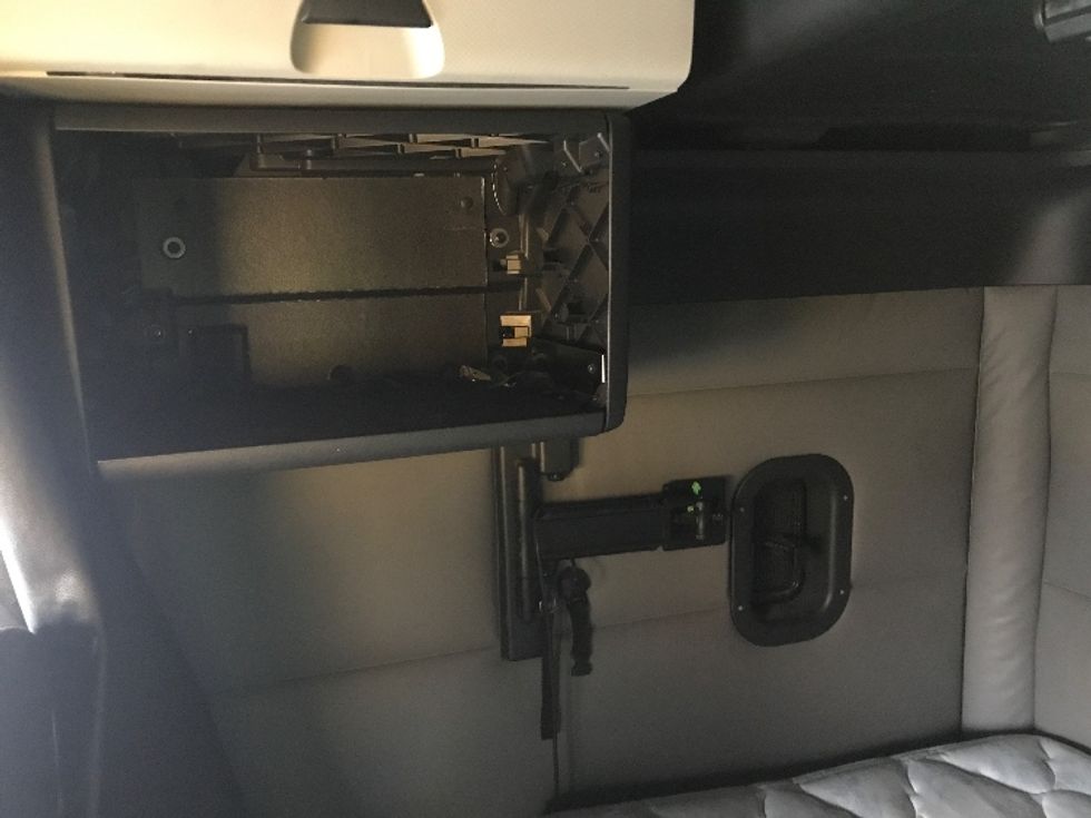 Sleeper Tractor-Heavy Duty Tractors-Freightliner-2022-T12664ST-Charlotte-NC-273,582\n\t\tmiles-$ 87,000 - Image 19