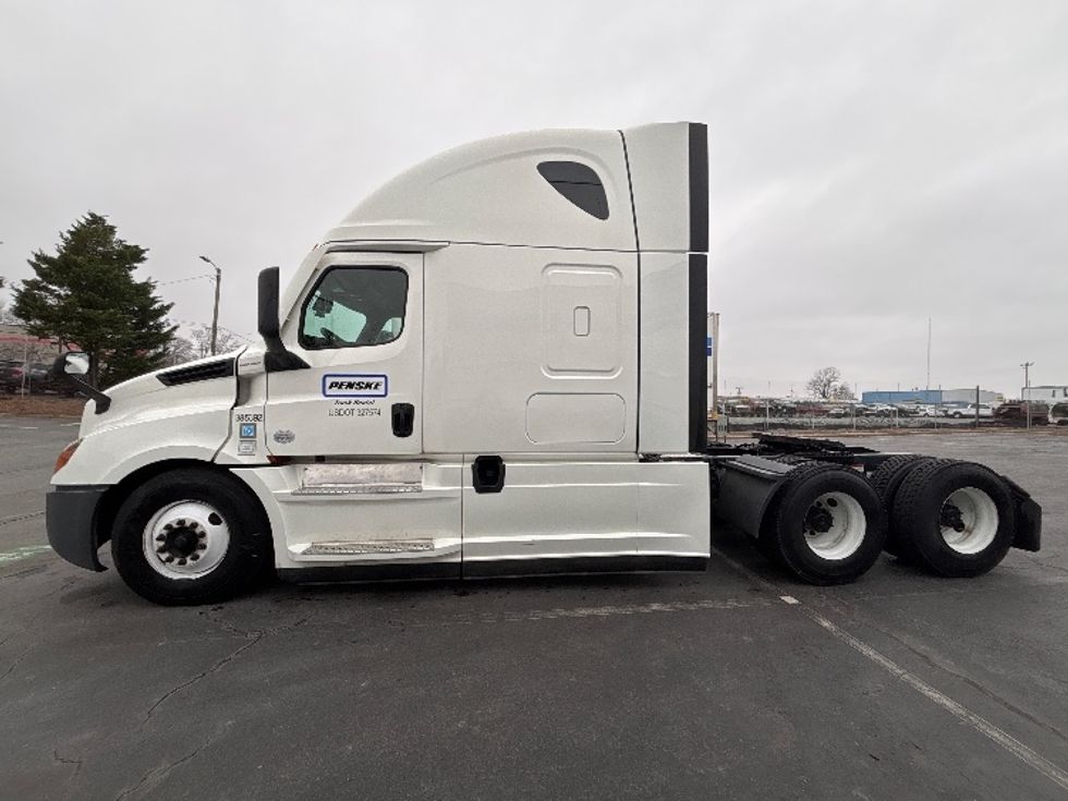 Sleeper Tractor-Heavy Duty Tractors-Freightliner-2022-T12664ST-Charlotte-NC-273,582\n\t\tmiles-$ 87,000 - Image 4