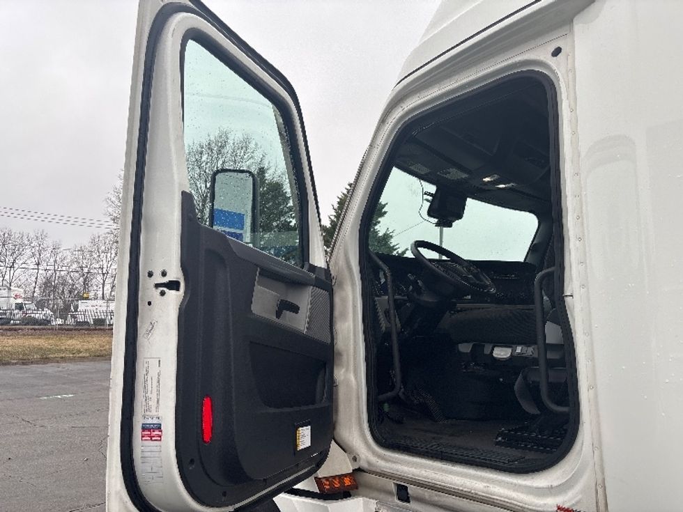 Sleeper Tractor-Heavy Duty Tractors-Freightliner-2022-T12664ST-Charlotte-NC-273,582\n\t\tmiles-$ 87,000 - Image 9