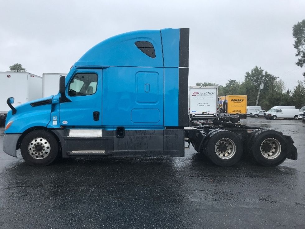 2022 Freightliner Cascadia 126" Sleeper Cab photo 4