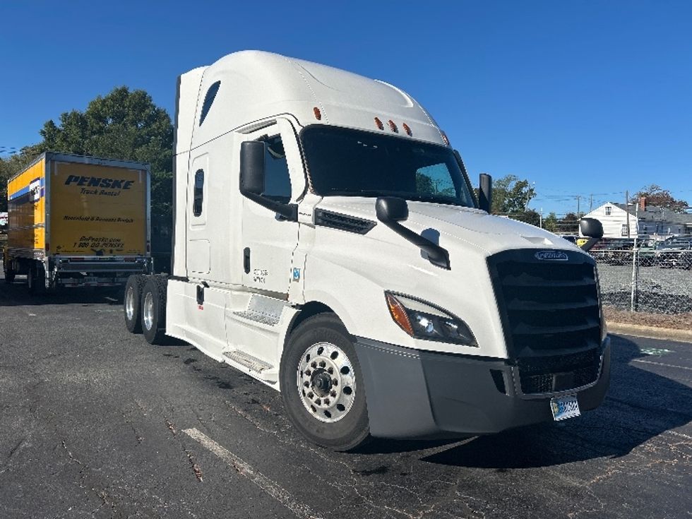 Sleeper Tractor-Heavy Duty Tractors-Freightliner-2022-T12664ST-Charlotte-NC-421,583\n\t\tmiles-$ 79,750 - Image 1