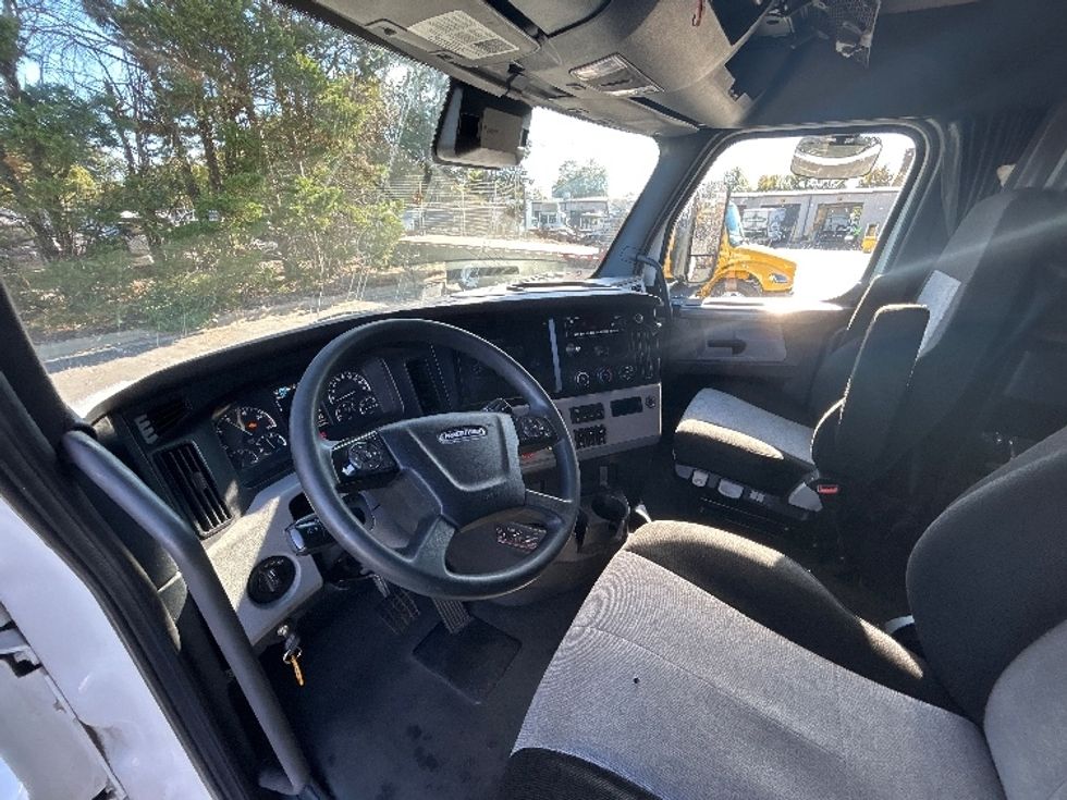 Sleeper Tractor-Heavy Duty Tractors-Freightliner-2022-T12664ST-Charlotte-NC-421,583\n\t\tmiles-$ 79,750 - Image 10