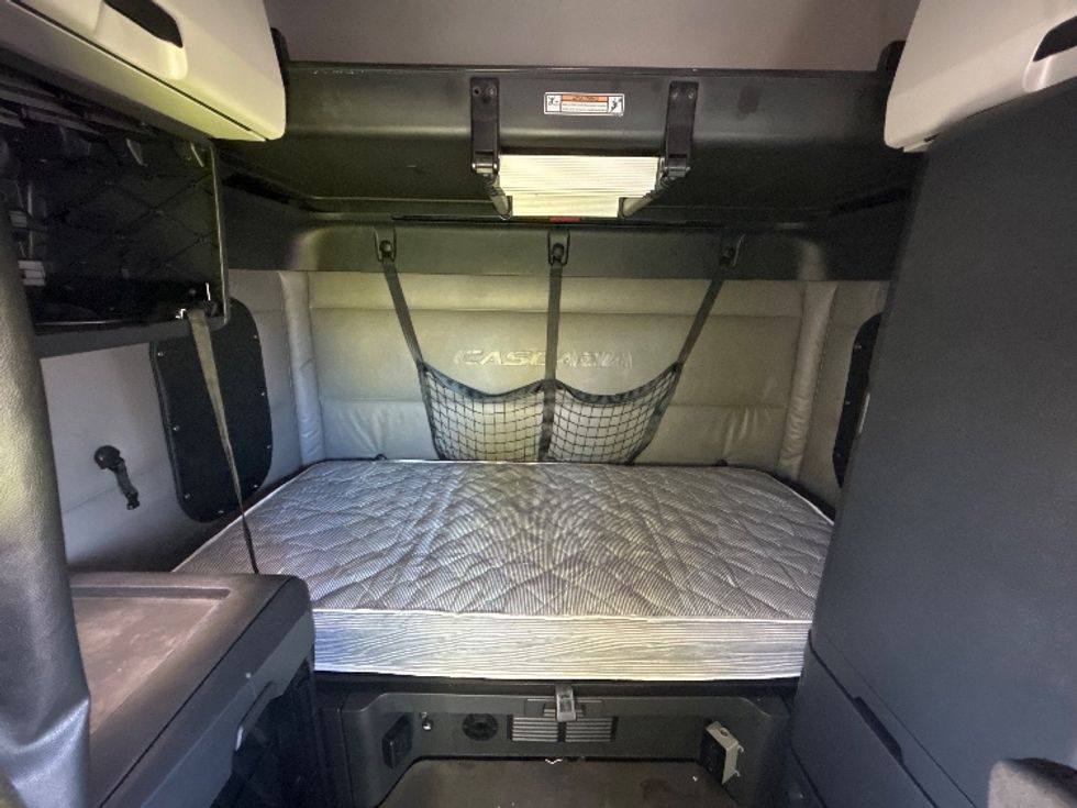 Sleeper Tractor-Heavy Duty Tractors-Freightliner-2022-T12664ST-Charlotte-NC-421,583\n\t\tmiles-$ 79,750 - Image 13