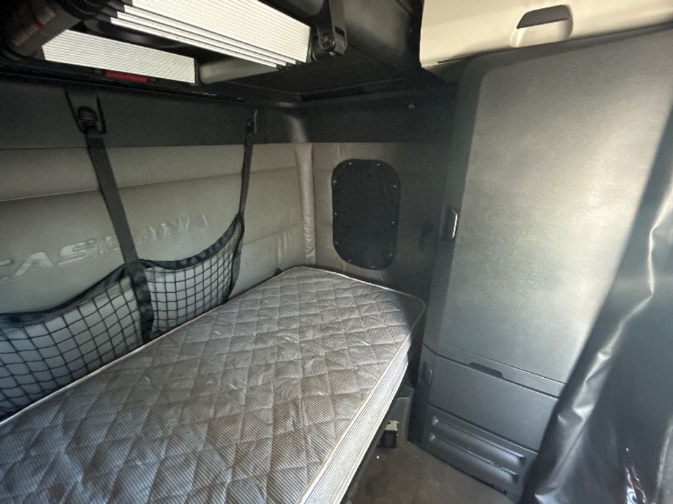 Sleeper Tractor-Heavy Duty Tractors-Freightliner-2022-T12664ST-Charlotte-NC-421,583\n\t\tmiles-$ 79,750 - Image 14