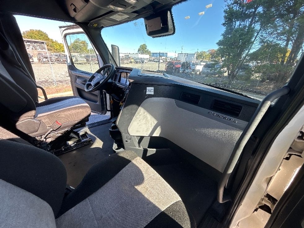 Sleeper Tractor-Heavy Duty Tractors-Freightliner-2022-T12664ST-Charlotte-NC-421,583\n\t\tmiles-$ 79,750 - Image 19
