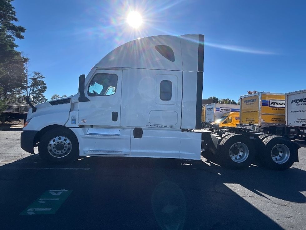 Sleeper Tractor-Heavy Duty Tractors-Freightliner-2022-T12664ST-Charlotte-NC-421,583\n\t\tmiles-$ 79,750 - Image 4