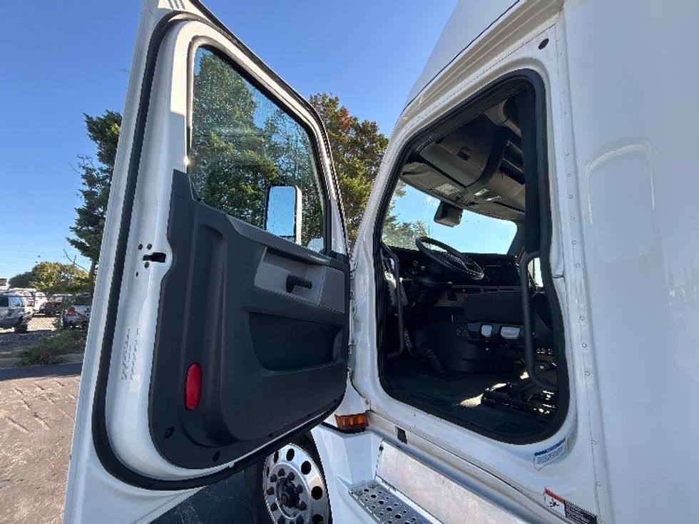 Sleeper Tractor-Heavy Duty Tractors-Freightliner-2022-T12664ST-Charlotte-NC-421,583\n\t\tmiles-$ 79,750 - Image 9