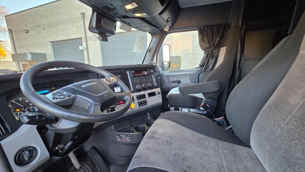 Sleeper Tractor-Heavy Duty Tractors-Freightliner-2022-T12664ST-Charlotte-NC-456,863\n\t\tmiles-$ 74,000 - Image 10