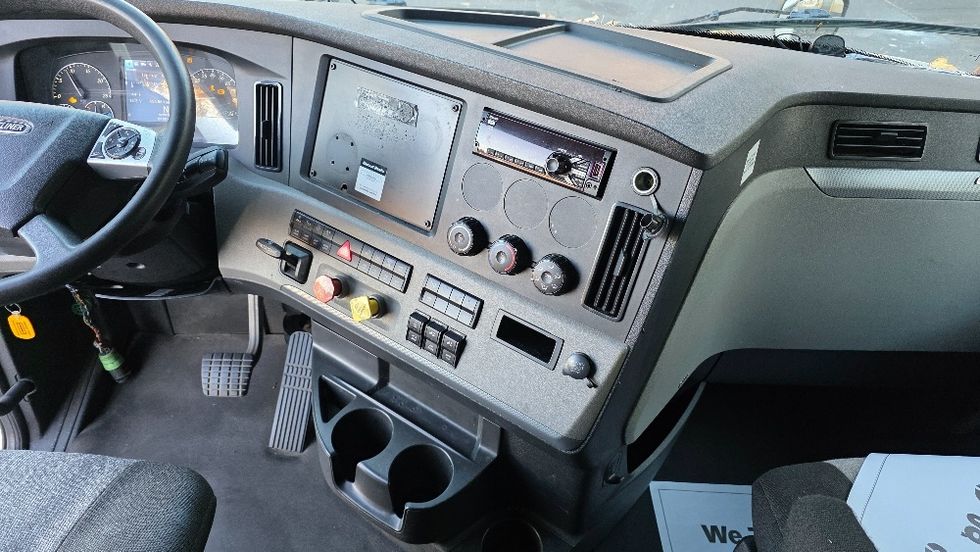 Sleeper Tractor-Heavy Duty Tractors-Freightliner-2022-T12664ST-Charlotte-NC-456,863\n\t\tmiles-$ 74,000 - Image 12