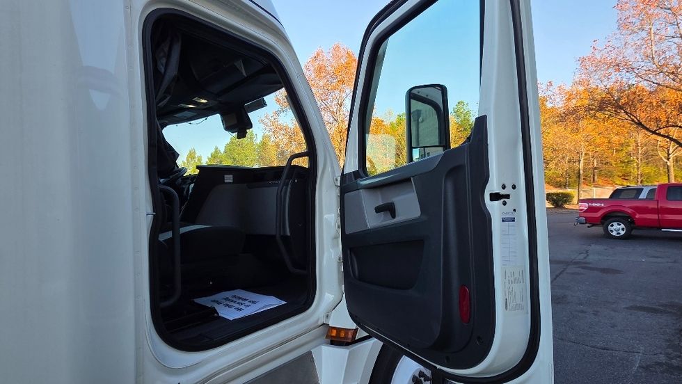 Sleeper Tractor-Heavy Duty Tractors-Freightliner-2022-T12664ST-Charlotte-NC-456,863\n\t\tmiles-$ 74,000 - Image 13