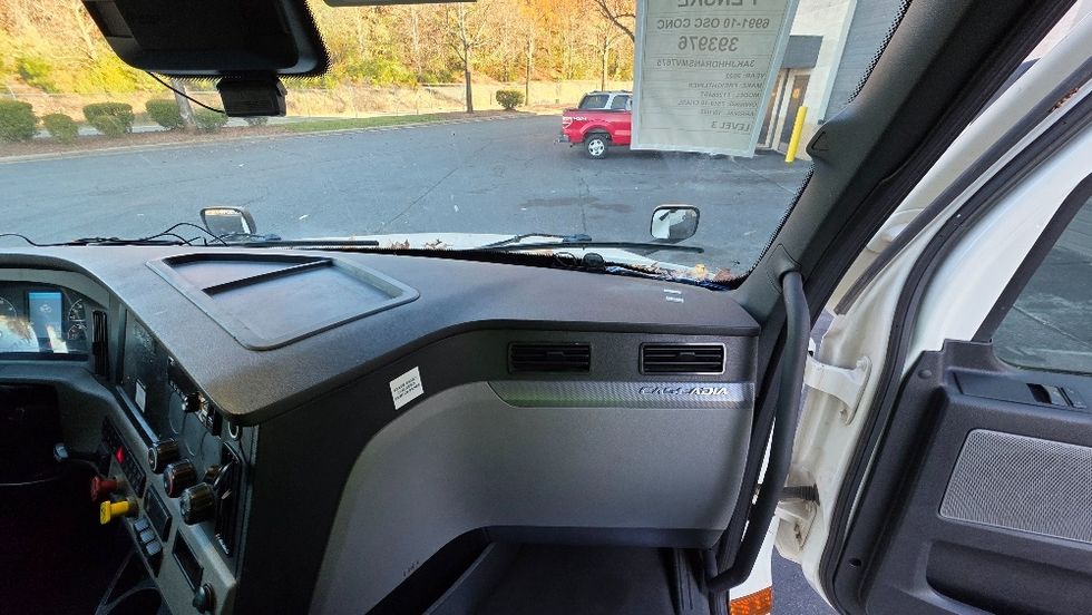 Sleeper Tractor-Heavy Duty Tractors-Freightliner-2022-T12664ST-Charlotte-NC-456,863\n\t\tmiles-$ 74,000 - Image 14