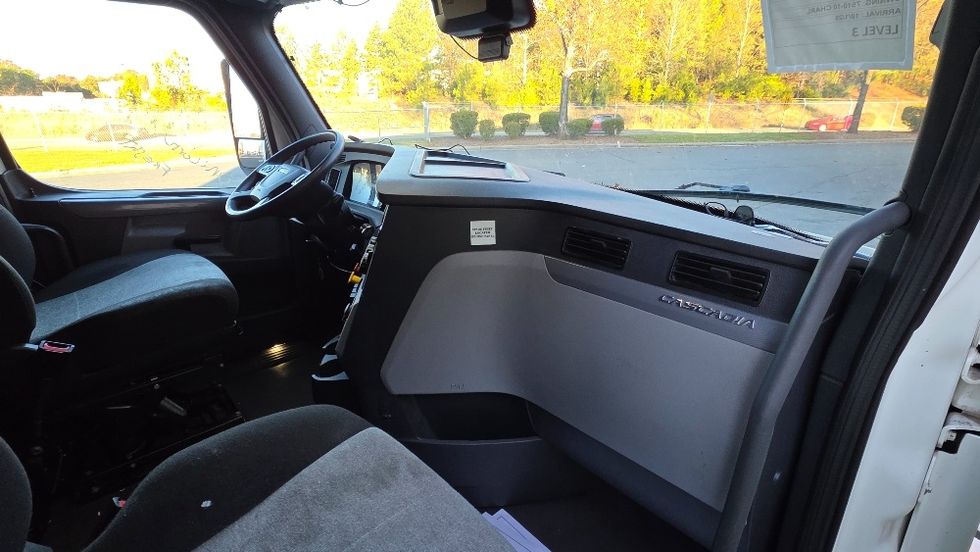 Sleeper Tractor-Heavy Duty Tractors-Freightliner-2022-T12664ST-Charlotte-NC-456,863\n\t\tmiles-$ 74,000 - Image 15