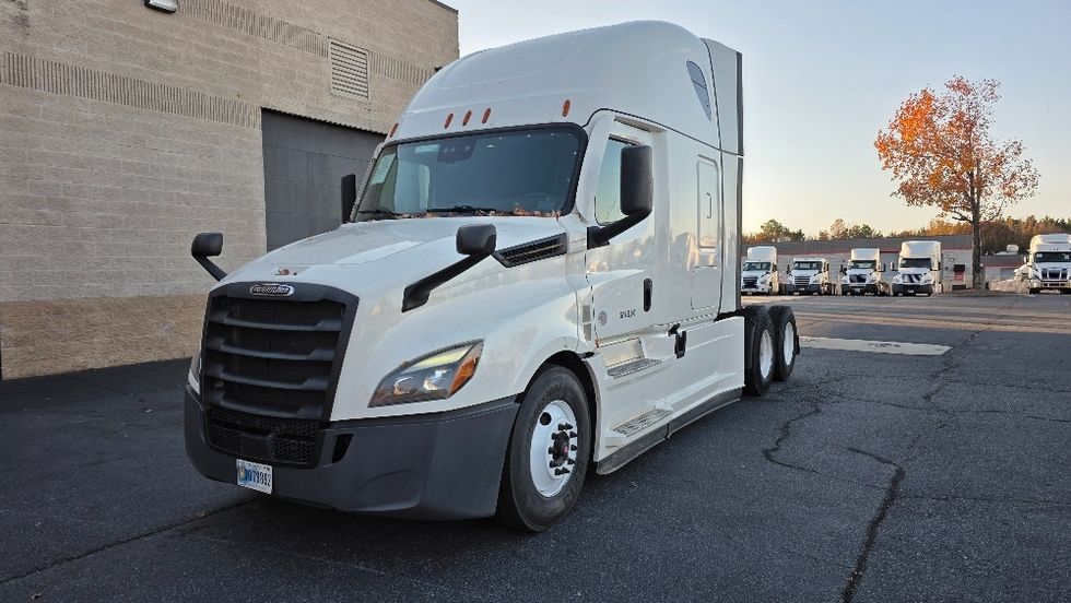 Sleeper Tractor-Heavy Duty Tractors-Freightliner-2022-T12664ST-Charlotte-NC-456,863\n\t\tmiles-$ 74,000 - Image 3