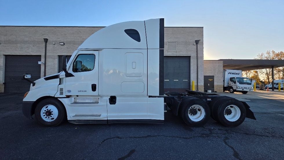 Sleeper Tractor-Heavy Duty Tractors-Freightliner-2022-T12664ST-Charlotte-NC-456,863\n\t\tmiles-$ 74,000 - Image 4