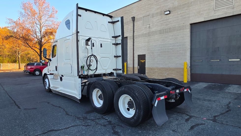 Sleeper Tractor-Heavy Duty Tractors-Freightliner-2022-T12664ST-Charlotte-NC-456,863\n\t\tmiles-$ 74,000 - Image 5