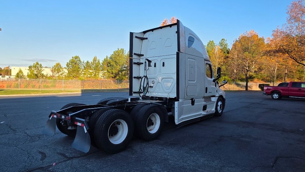Sleeper Tractor-Heavy Duty Tractors-Freightliner-2022-T12664ST-Charlotte-NC-456,863\n\t\tmiles-$ 74,000 - Image 7