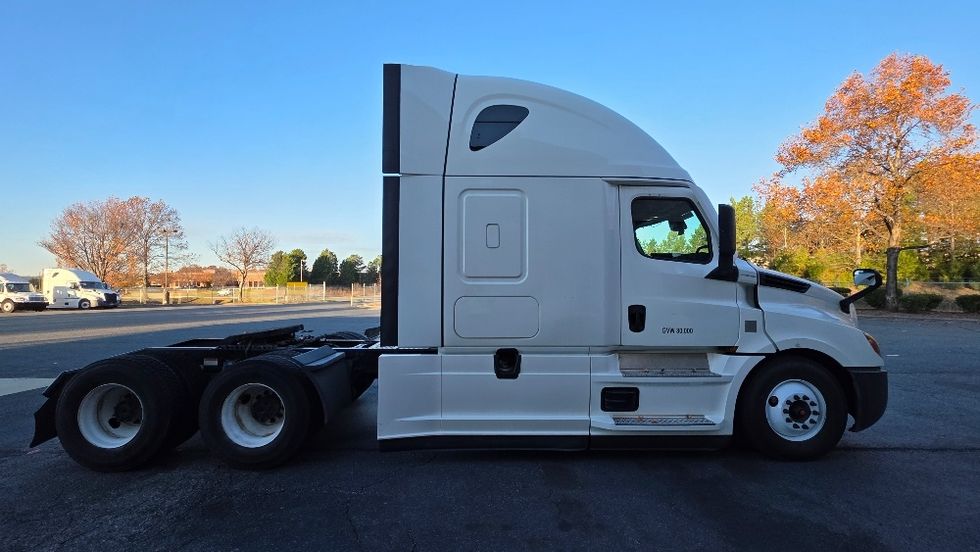 Sleeper Tractor-Heavy Duty Tractors-Freightliner-2022-T12664ST-Charlotte-NC-456,863\n\t\tmiles-$ 74,000 - Image 8