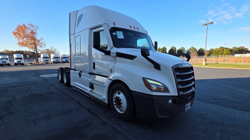 Sleeper Tractor-Heavy Duty Tractors-Freightliner-2022-T12664ST-Charlotte-NC-490,628\n\t\tmiles-$ 70,750 - Image 1