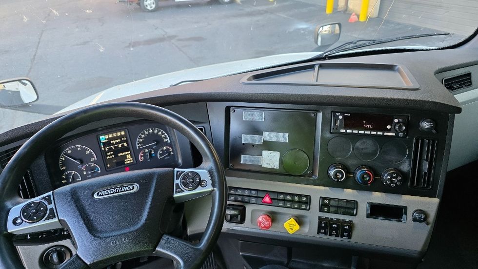 Sleeper Tractor-Heavy Duty Tractors-Freightliner-2022-T12664ST-Charlotte-NC-490,628\n\t\tmiles-$ 70,750 - Image 11