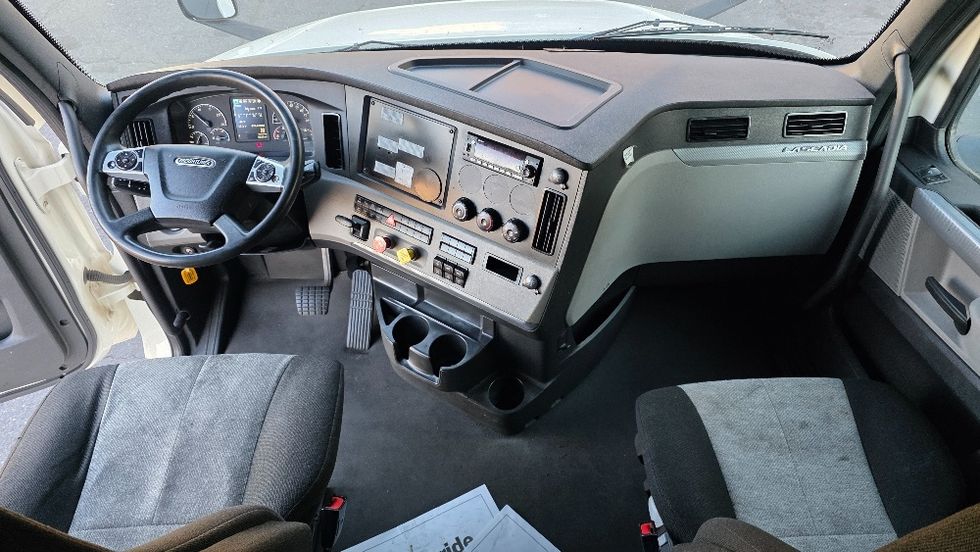 Sleeper Tractor-Heavy Duty Tractors-Freightliner-2022-T12664ST-Charlotte-NC-490,628\n\t\tmiles-$ 70,750 - Image 12