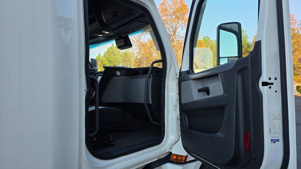 Sleeper Tractor-Heavy Duty Tractors-Freightliner-2022-T12664ST-Charlotte-NC-490,628\n\t\tmiles-$ 70,750 - Image 13