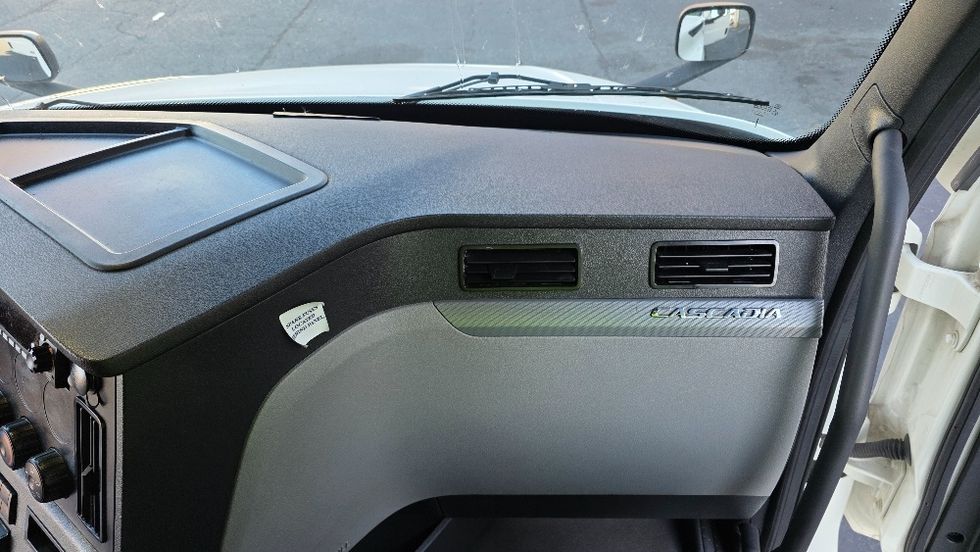 Sleeper Tractor-Heavy Duty Tractors-Freightliner-2022-T12664ST-Charlotte-NC-490,628\n\t\tmiles-$ 70,750 - Image 14