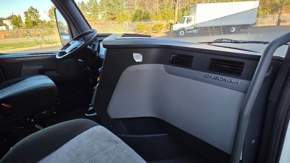 Sleeper Tractor-Heavy Duty Tractors-Freightliner-2022-T12664ST-Charlotte-NC-490,628\n\t\tmiles-$ 70,750 - Image 15