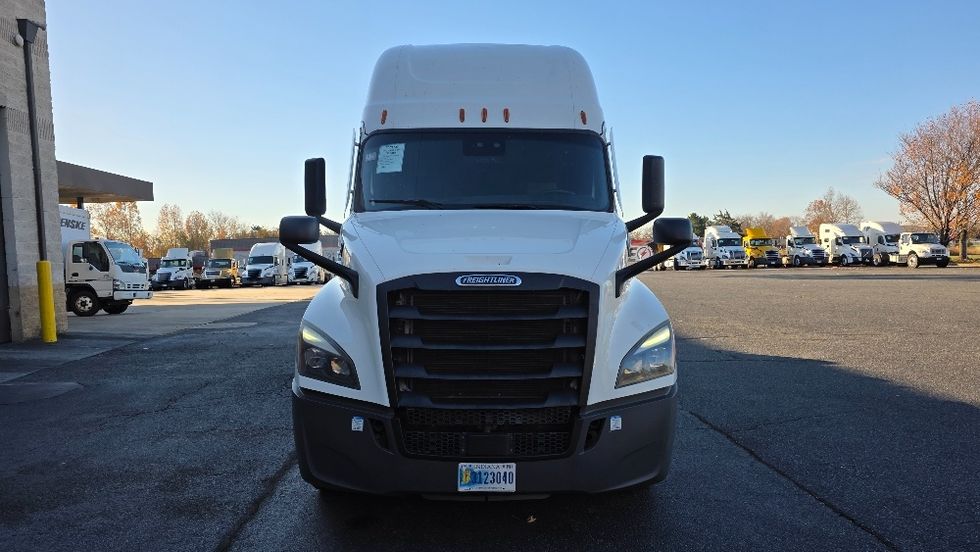 Sleeper Tractor-Heavy Duty Tractors-Freightliner-2022-T12664ST-Charlotte-NC-490,628\n\t\tmiles-$ 70,750 - Image 2