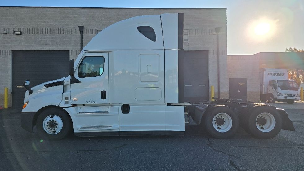 Sleeper Tractor-Heavy Duty Tractors-Freightliner-2022-T12664ST-Charlotte-NC-490,628\n\t\tmiles-$ 70,750 - Image 4
