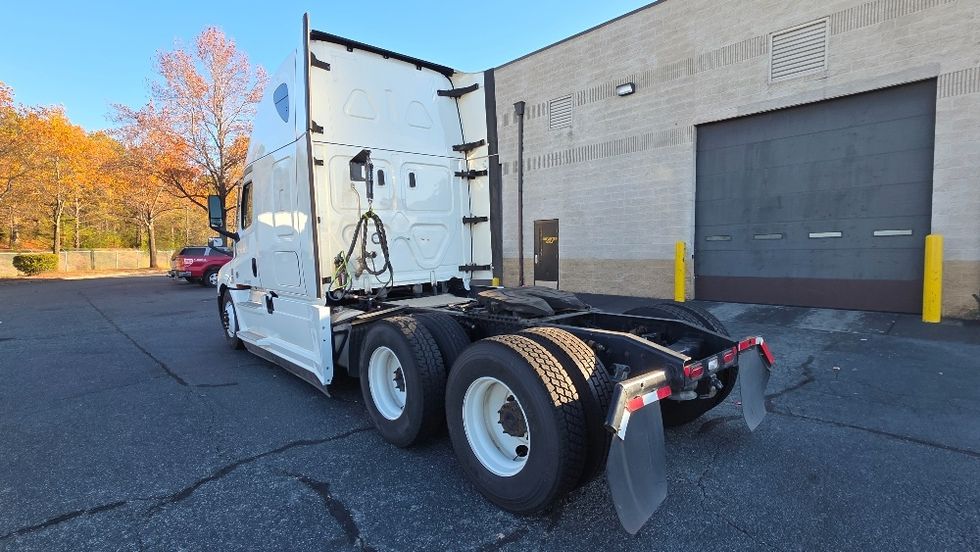 Sleeper Tractor-Heavy Duty Tractors-Freightliner-2022-T12664ST-Charlotte-NC-490,628\n\t\tmiles-$ 70,750 - Image 5