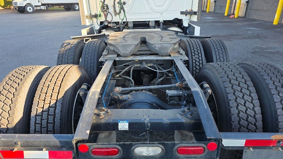 Sleeper Tractor-Heavy Duty Tractors-Freightliner-2022-T12664ST-Charlotte-NC-490,628\n\t\tmiles-$ 70,750 - Image 6