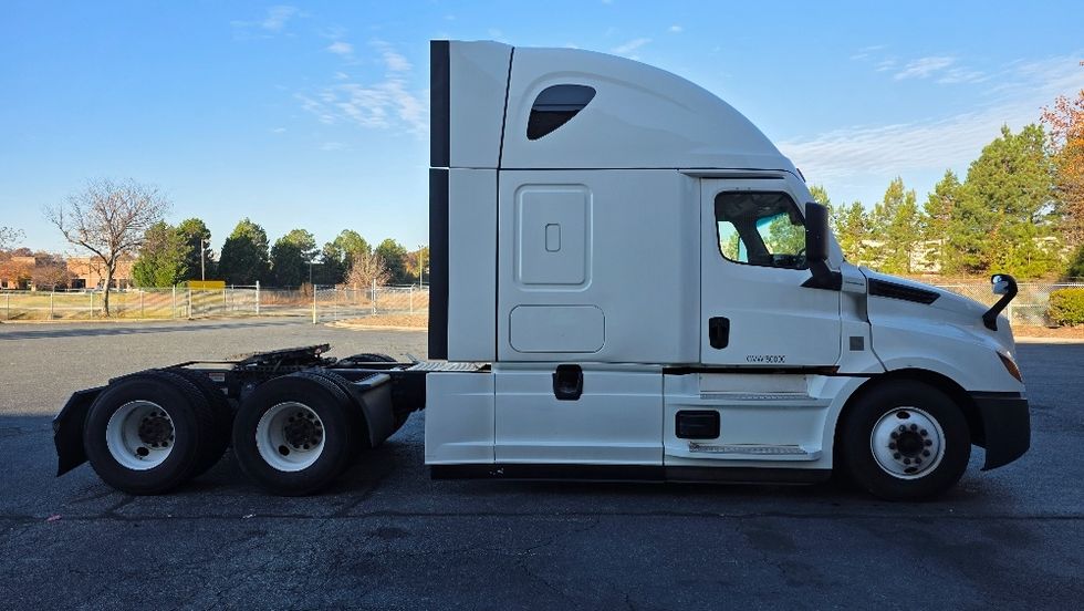 Sleeper Tractor-Heavy Duty Tractors-Freightliner-2022-T12664ST-Charlotte-NC-490,628\n\t\tmiles-$ 70,750 - Image 8