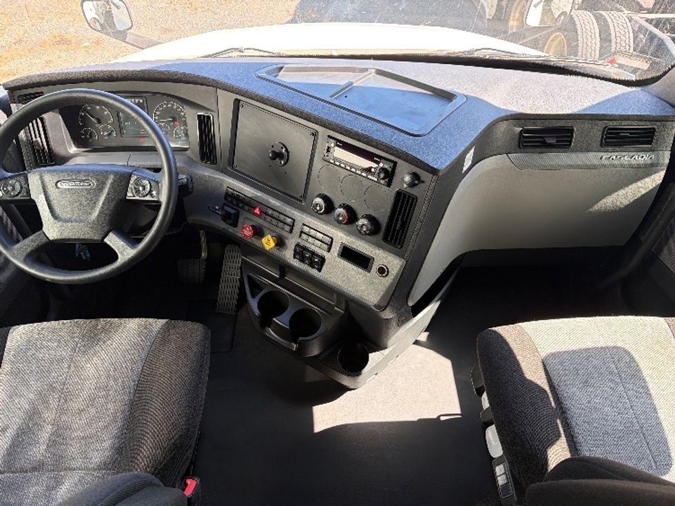 Sleeper Tractor-Heavy Duty Tractors-Freightliner-2022-T12664ST-Charlotte-NC-495,014\n\t\tmiles-$ 76,250 - Image 11