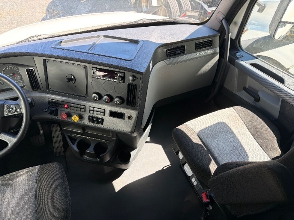 Sleeper Tractor-Heavy Duty Tractors-Freightliner-2022-T12664ST-Charlotte-NC-495,014\n\t\tmiles-$ 76,250 - Image 12