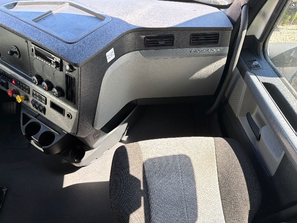 Sleeper Tractor-Heavy Duty Tractors-Freightliner-2022-T12664ST-Charlotte-NC-495,014\n\t\tmiles-$ 76,250 - Image 14