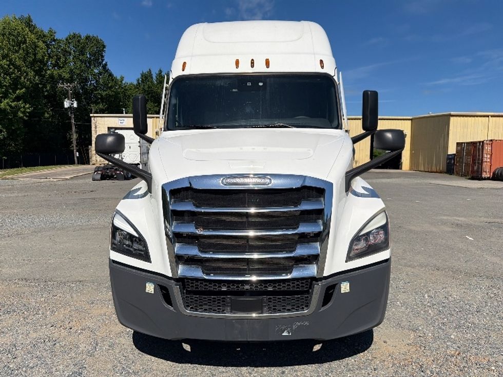Sleeper Tractor-Heavy Duty Tractors-Freightliner-2022-T12664ST-Charlotte-NC-495,014\n\t\tmiles-$ 76,250 - Image 2