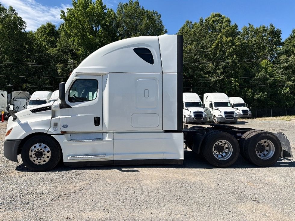 Sleeper Tractor-Heavy Duty Tractors-Freightliner-2022-T12664ST-Charlotte-NC-495,014\n\t\tmiles-$ 76,250 - Image 4
