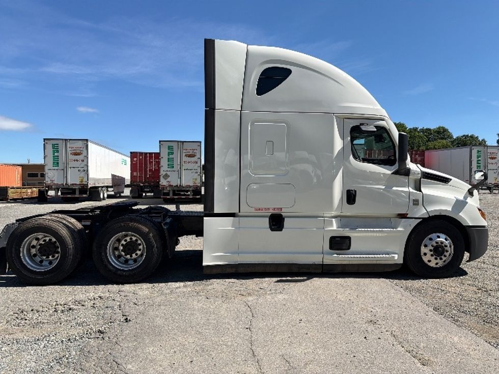 Sleeper Tractor-Heavy Duty Tractors-Freightliner-2022-T12664ST-Charlotte-NC-495,014\n\t\tmiles-$ 76,250 - Image 8