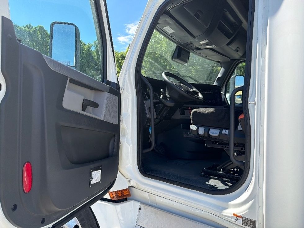 Sleeper Tractor-Heavy Duty Tractors-Freightliner-2022-T12664ST-Charlotte-NC-495,014\n\t\tmiles-$ 76,250 - Image 9