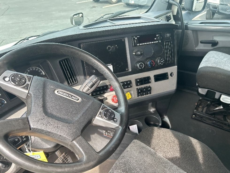 Sleeper Tractor-Heavy Duty Tractors-Freightliner-2022-T12664ST-Charlotte-NC-495,412\n\t\tmiles-$ 71,250 - Image 10
