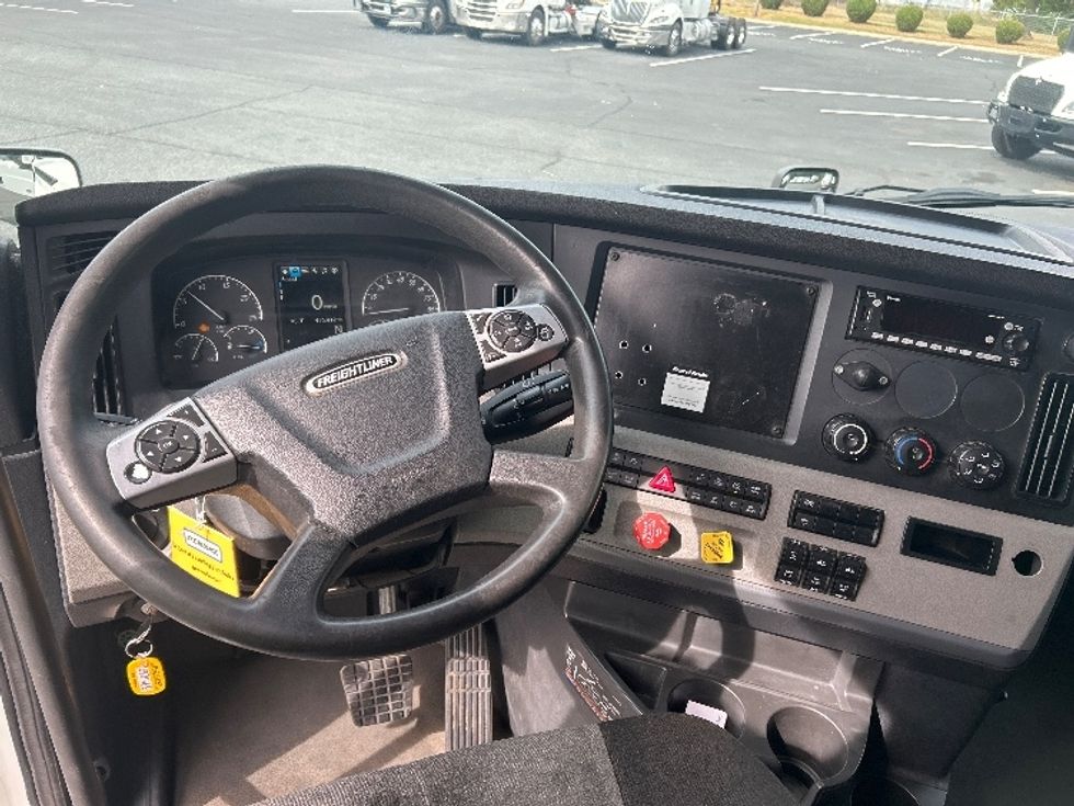 Sleeper Tractor-Heavy Duty Tractors-Freightliner-2022-T12664ST-Charlotte-NC-495,412\n\t\tmiles-$ 71,250 - Image 11