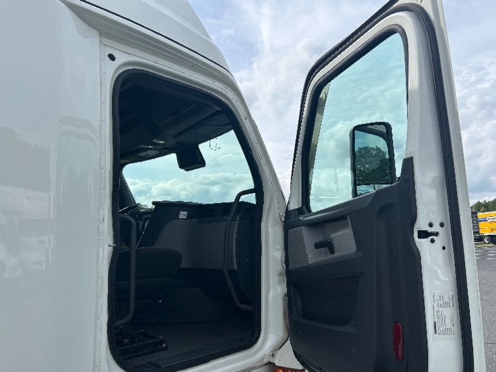 Sleeper Tractor-Heavy Duty Tractors-Freightliner-2022-T12664ST-Charlotte-NC-495,412\n\t\tmiles-$ 71,250 - Image 13