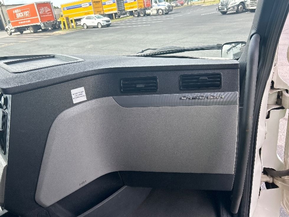 Sleeper Tractor-Heavy Duty Tractors-Freightliner-2022-T12664ST-Charlotte-NC-495,412\n\t\tmiles-$ 71,250 - Image 14