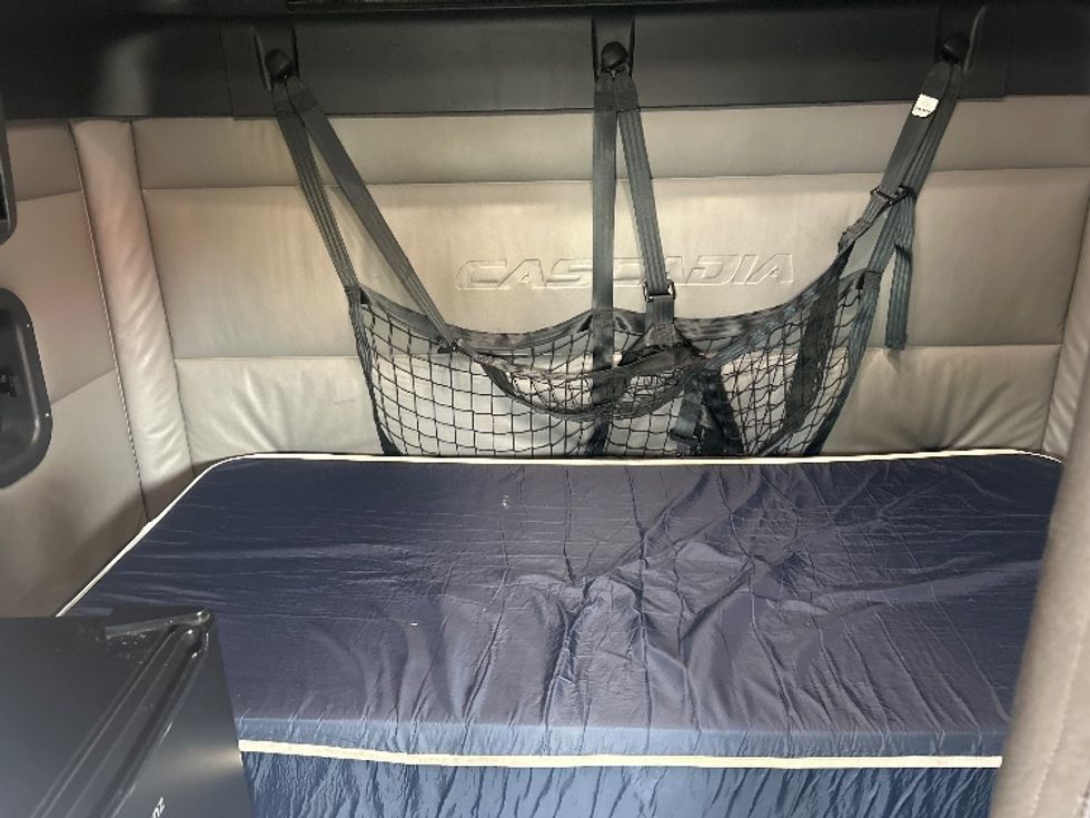 Sleeper Tractor-Heavy Duty Tractors-Freightliner-2022-T12664ST-Charlotte-NC-495,412\n\t\tmiles-$ 71,250 - Image 16