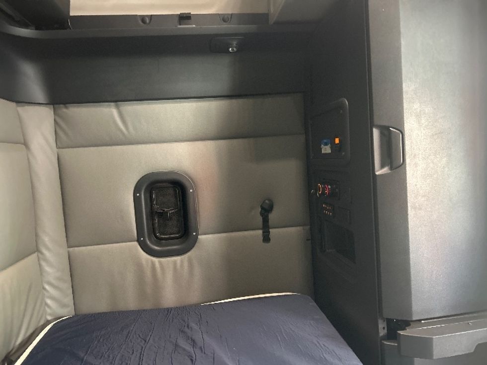 Sleeper Tractor-Heavy Duty Tractors-Freightliner-2022-T12664ST-Charlotte-NC-495,412\n\t\tmiles-$ 71,250 - Image 18