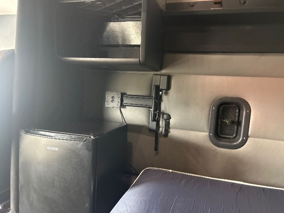 Sleeper Tractor-Heavy Duty Tractors-Freightliner-2022-T12664ST-Charlotte-NC-495,412\n\t\tmiles-$ 71,250 - Image 19