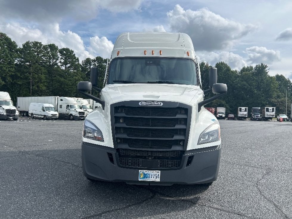 Sleeper Tractor-Heavy Duty Tractors-Freightliner-2022-T12664ST-Charlotte-NC-495,412\n\t\tmiles-$ 71,250 - Image 2