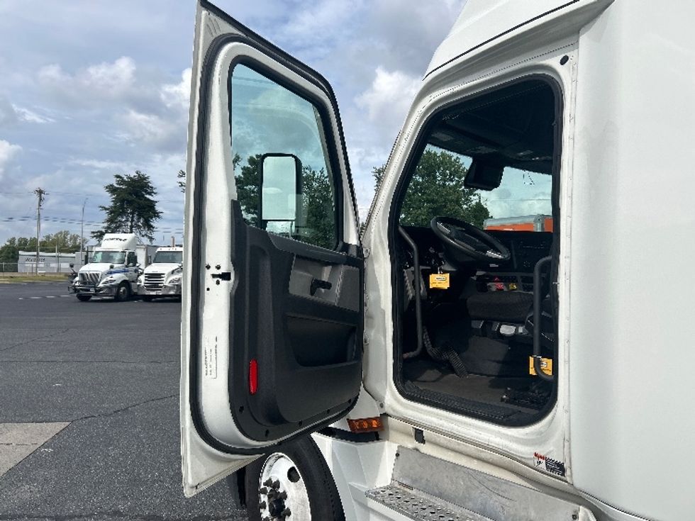 Sleeper Tractor-Heavy Duty Tractors-Freightliner-2022-T12664ST-Charlotte-NC-495,412\n\t\tmiles-$ 71,250 - Image 9