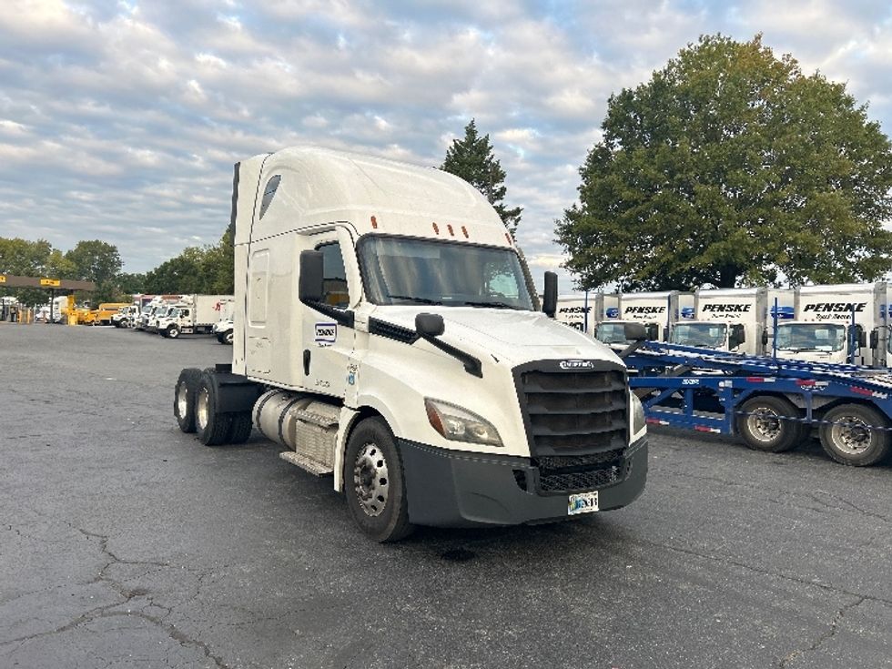 Sleeper Tractor-Heavy Duty Tractors-Freightliner-2022-T12664ST-Charlotte-NC-588,667\n\t\tmiles-$ 60,250 - Image 1